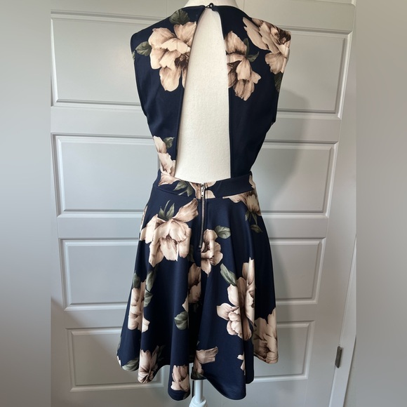 New Papaya Navy Floral Print Plunge Skater Dress Sleeveless Party Cocktail MD - Picture 5 of 8